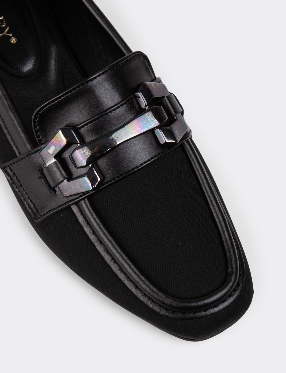 Siyah Kadın Toka Detaylı Makosen Ayakkabı - K2054ZSYHC01