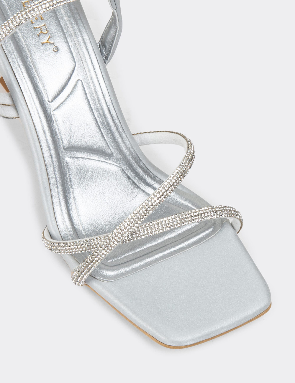 Gümüş Rengi Taş Detaylı Kadın Abiye Ayakkabı - K0210ZGMSM01