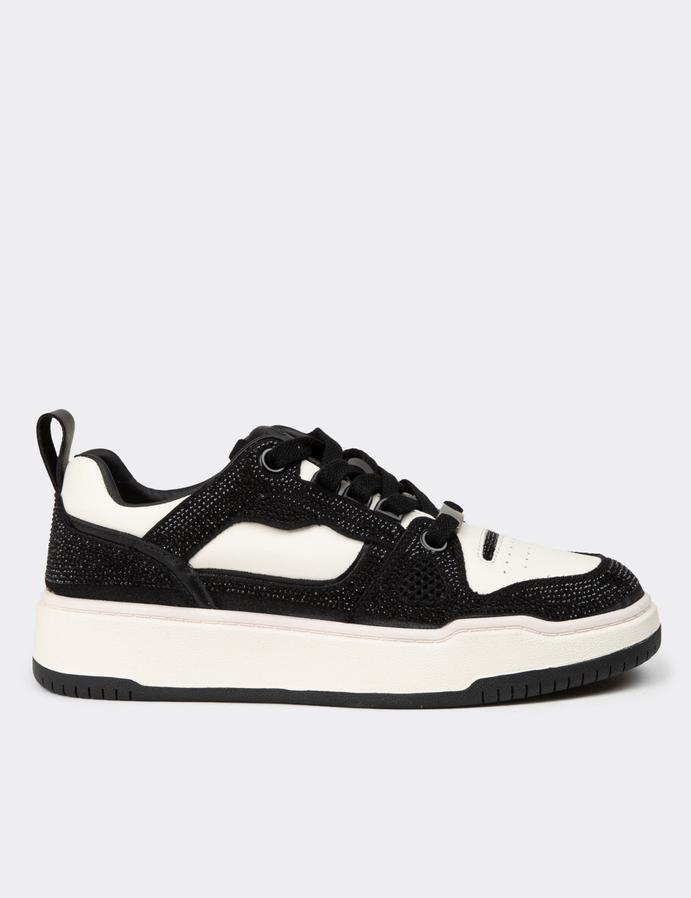 Kadın Siyah Taş Detaylı Sneaker Ayakkabı - 25359ZSYHC01