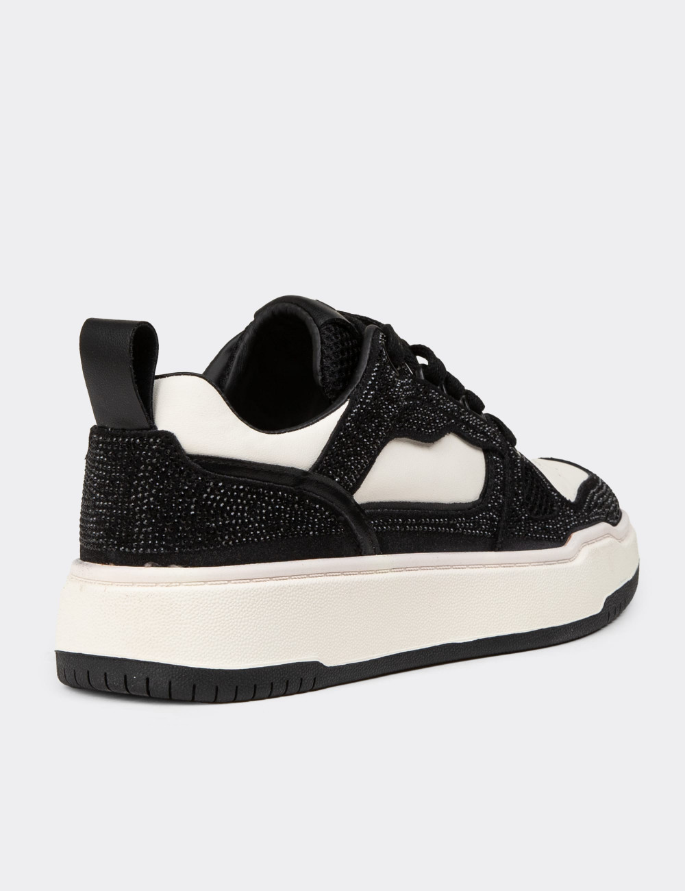Kadın Siyah Taş Detaylı Sneaker Ayakkabı - 25359ZSYHC01
