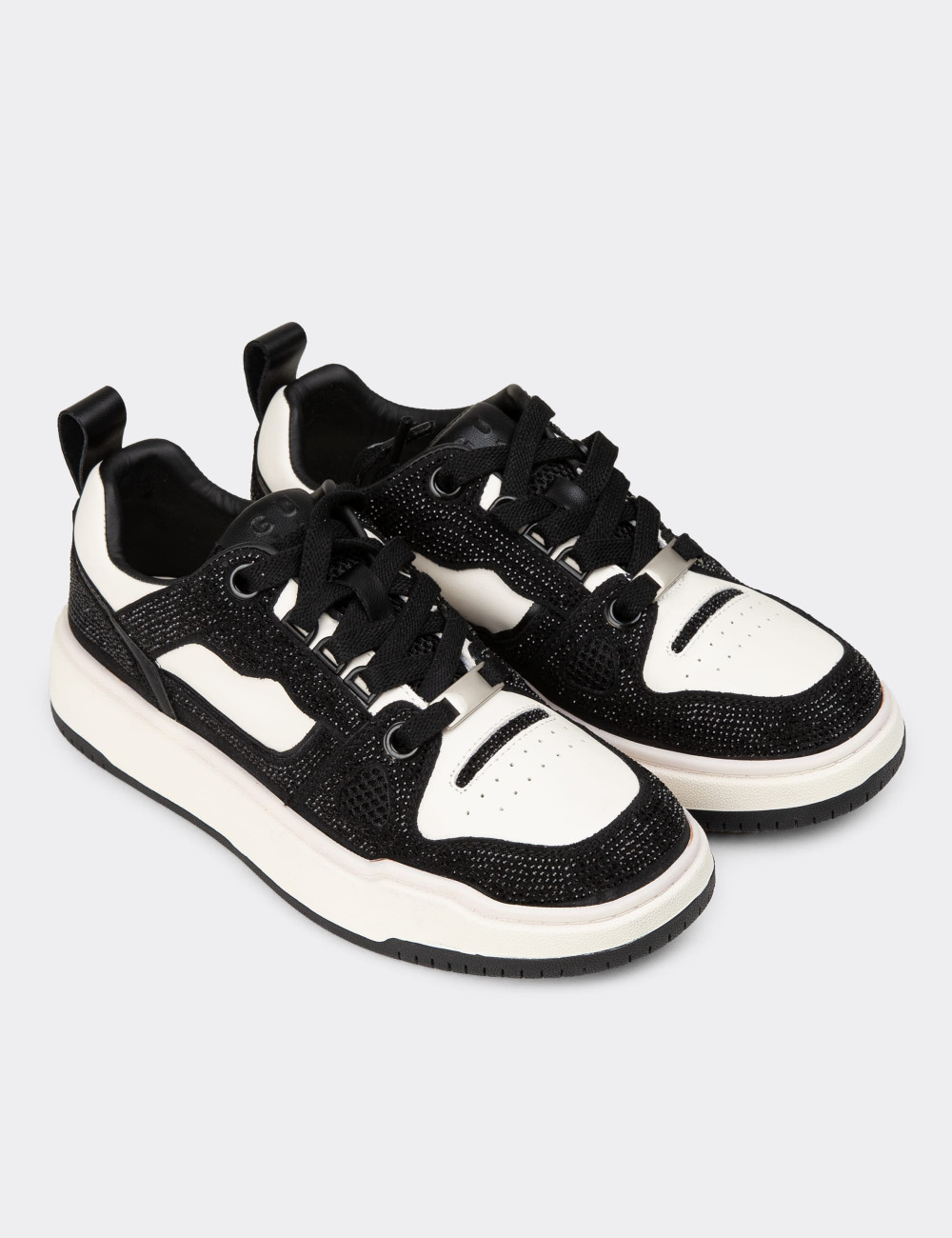 Kadın Siyah Taş Detaylı Sneaker Ayakkabı - 25359ZSYHC01