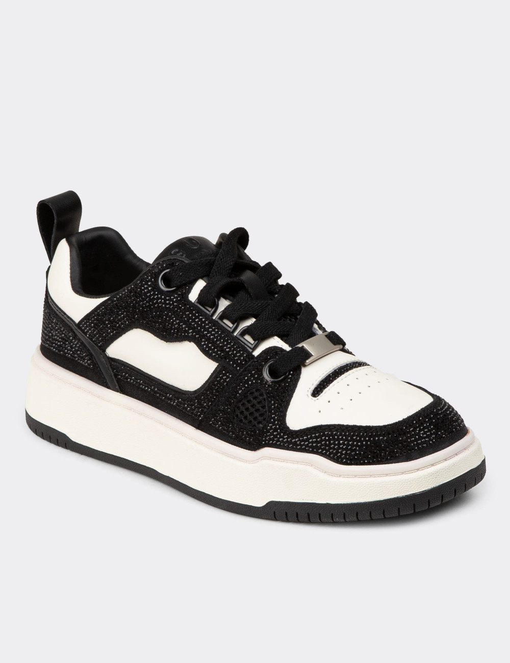 Kadın Siyah Taş Detaylı Sneaker Ayakkabı - 25359ZSYHC01