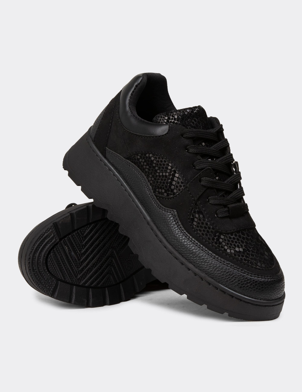 Kadın Siyah Sneaker Ayakkabı - K0203ZSYHE01