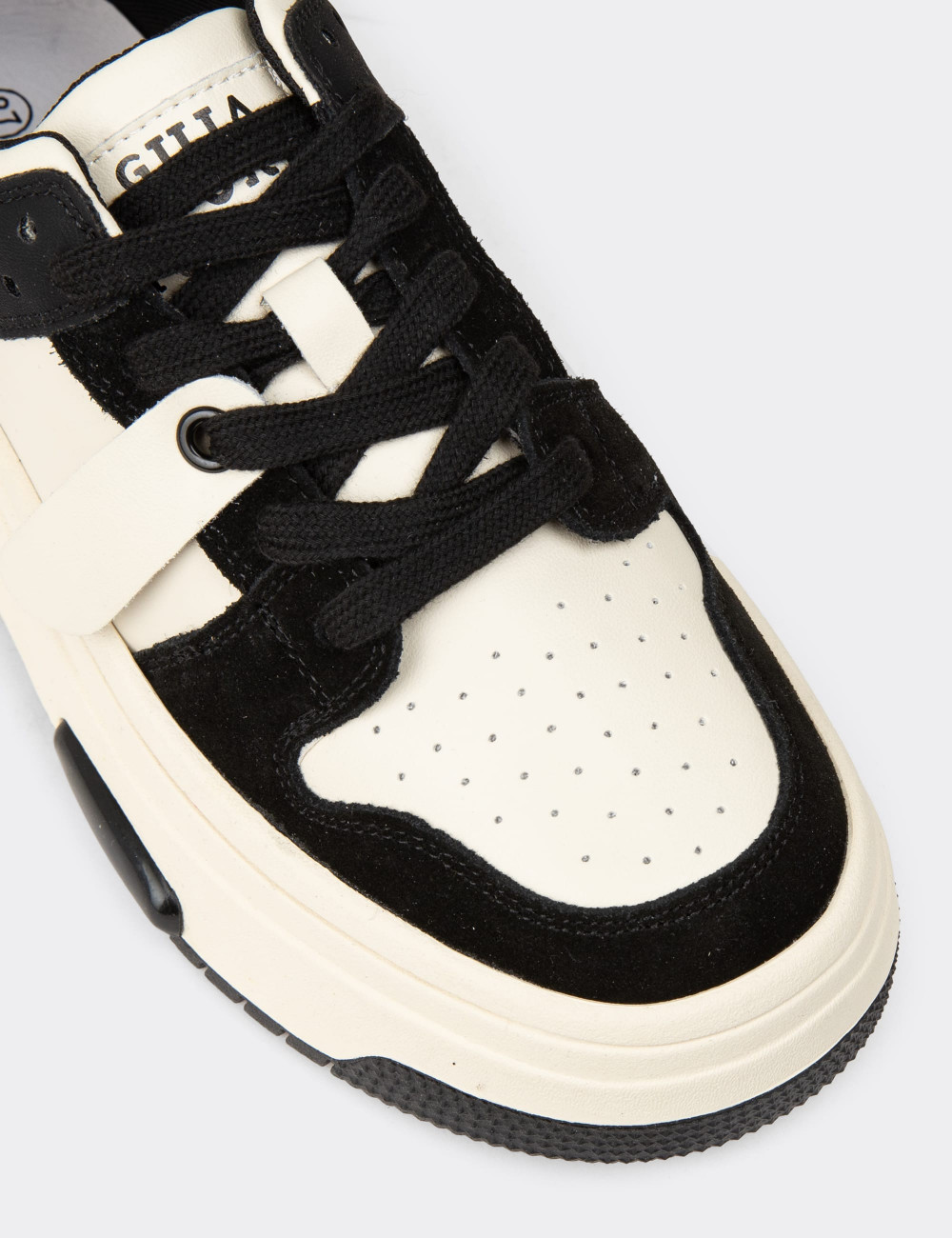 Kadın Siyah Sneaker Ayakkabı - 25358ZSYHC01