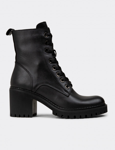 Kadın Siyah Hakiki Deri Topuklu Postal Bot