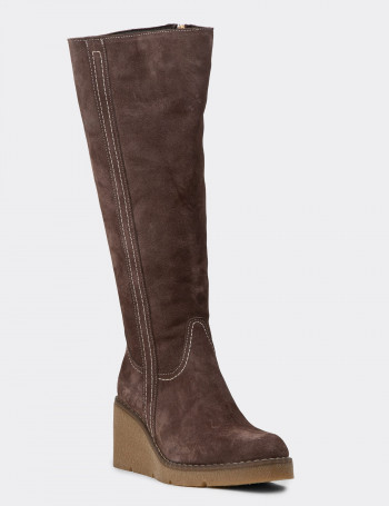 Kadın Hakiki Süet Kahverengi Dolgu Topuk Çizme - 61206ZKHVC01