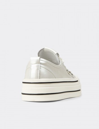 Kadın Beyaz Rugan Sneaker Ayakkabı - K0524ZBYZC01
