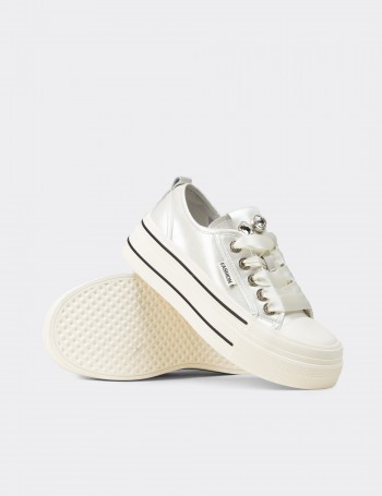 Kadın Beyaz Rugan Sneaker Ayakkabı - K0524ZBYZC01