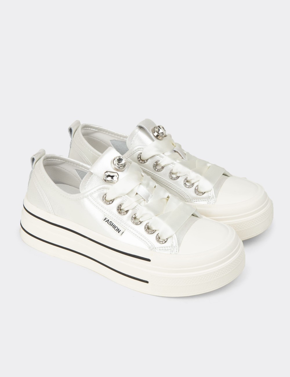 Kadın Beyaz Rugan Sneaker Ayakkabı - K0524ZBYZC01