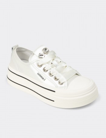 Kadın Beyaz Rugan Sneaker Ayakkabı - K0524ZBYZC01