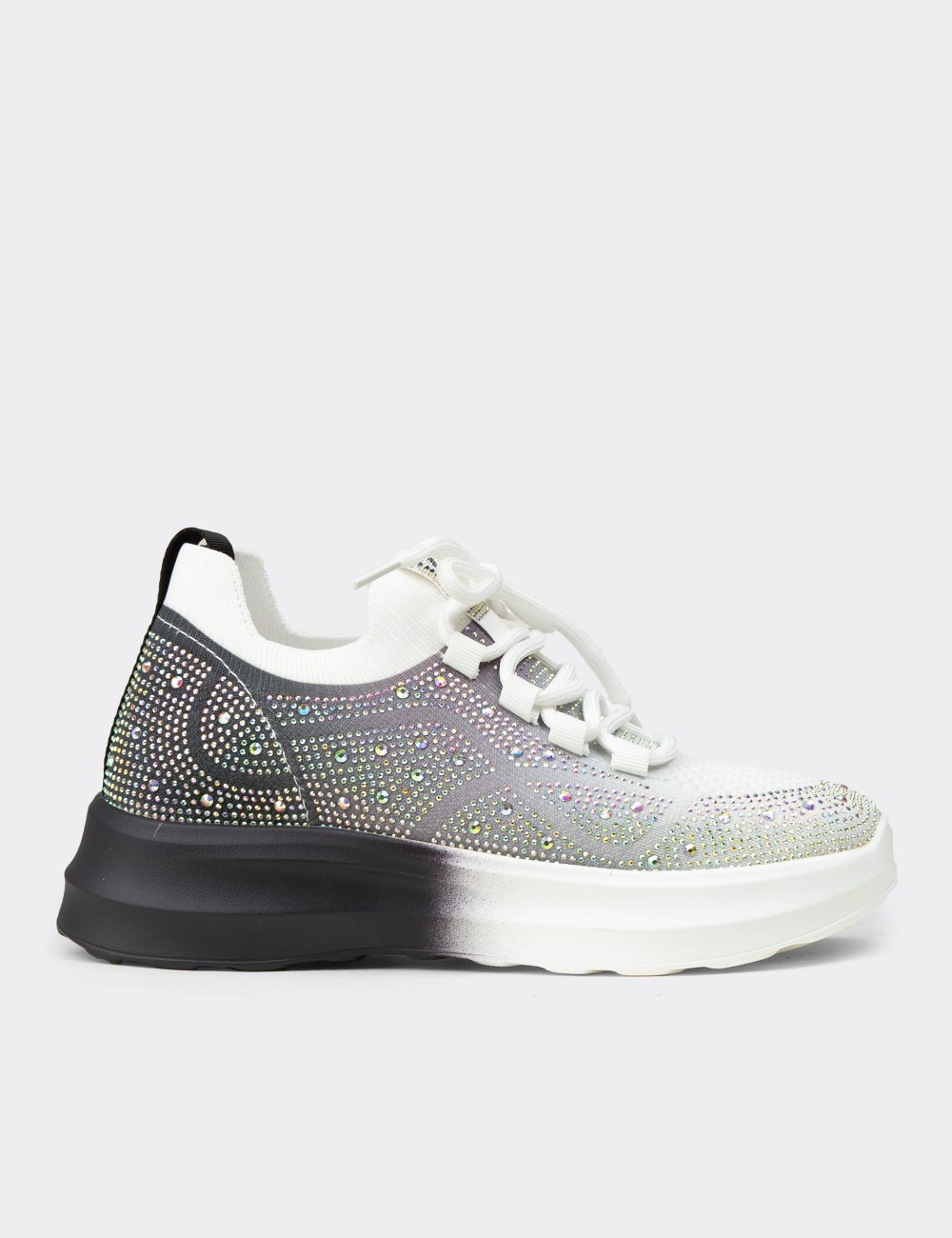 Kadın Taş Detaylı Siyah Sneaker Ayakkabı - K0516ZSYHC01