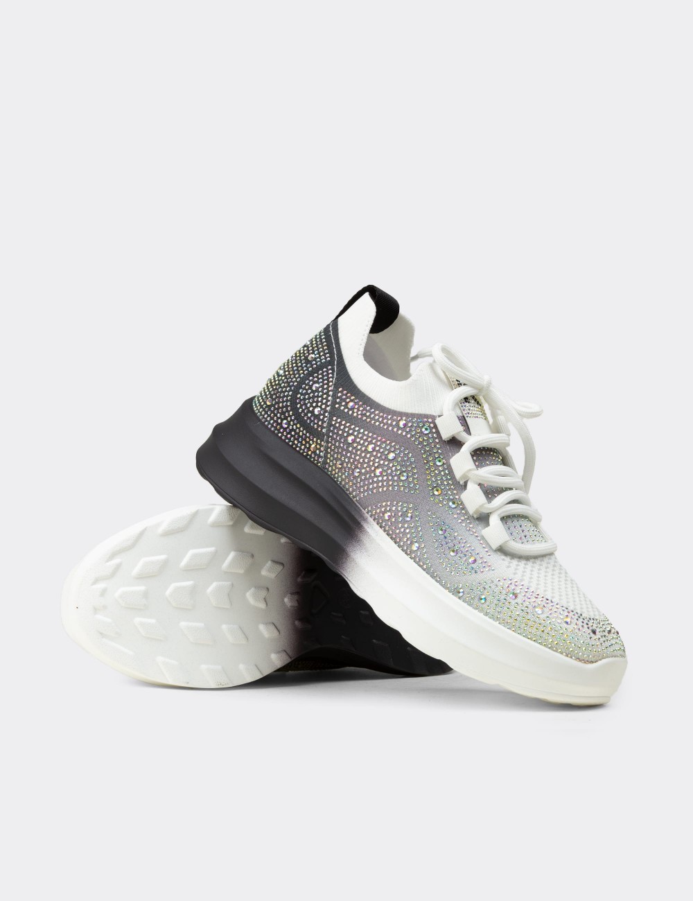 Kadın Taş Detaylı Siyah Sneaker Ayakkabı - K0516ZSYHC01