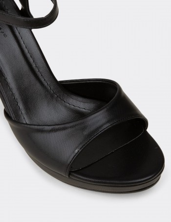 Kadın Siyah Platform Topuklu Sandalet - K1301ZSYHC01