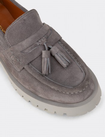 Kadın Hakiki Süet Gri Püsküllü Loafer - 02035ZGRIC01