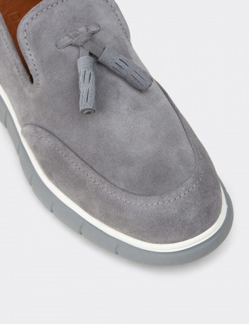 Erkek Hakiki Süet Gri Püsküllü Loafer - 02048MGRIE01