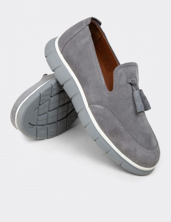 Erkek Hakiki Süet Gri Püsküllü Loafer - 02048MGRIE01