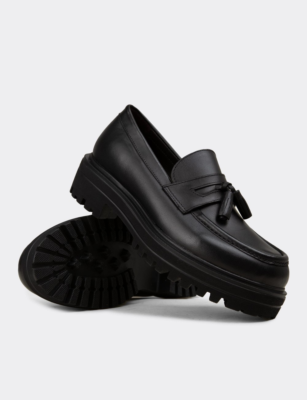 Kadın Siyah Hakiki Deri Püsküllü Loafer - 02020ZSYHE03